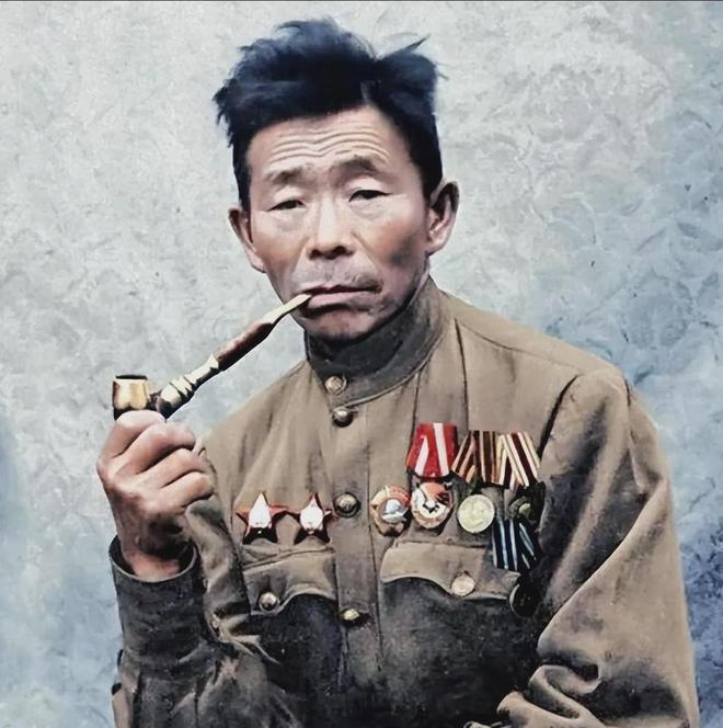 他是苏联的神枪手，长着一副亚洲人面孔，曾击杀大量德军