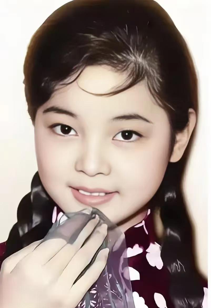 #邓丽君、王菲和李谷一谁影响力更大#
不在一个档次！王菲和李谷一两个人加起来也只