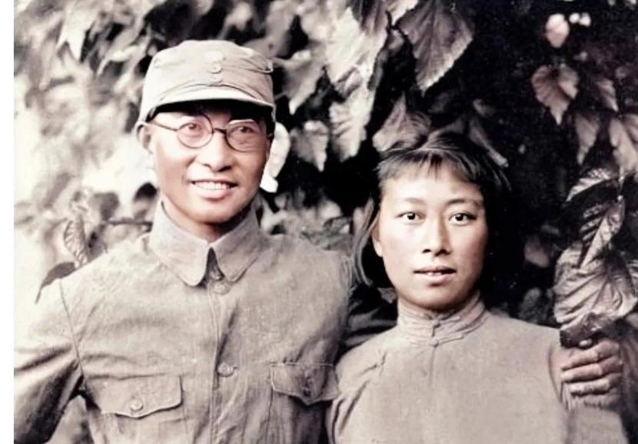 1940年初夏，三位文工团姑娘到王智涛家取道具，一进门就看见陈赓在座，三人围着他