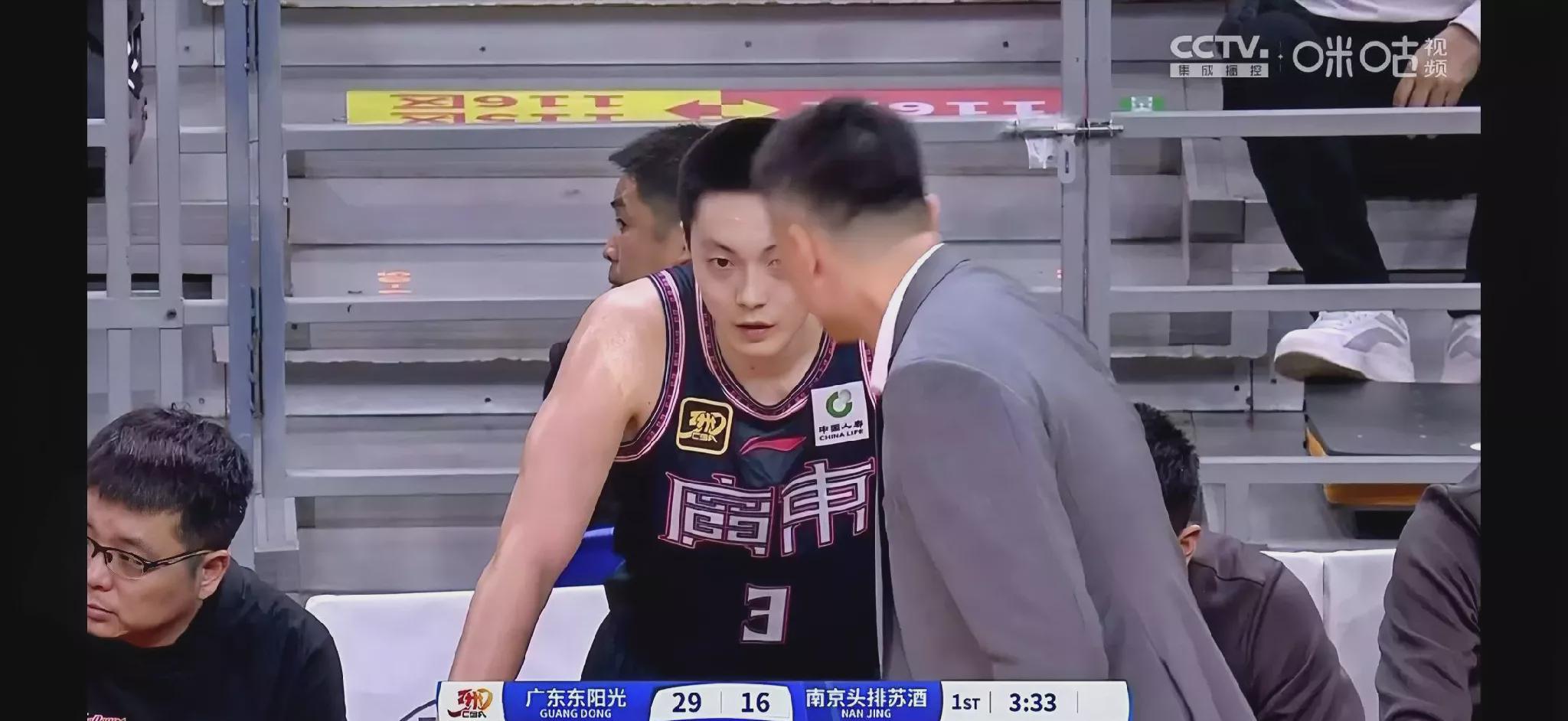 杜峰最终垂下了他那高昂的头颅！
坦白说，昨晚广东队在领先十七分之多的情况下被南