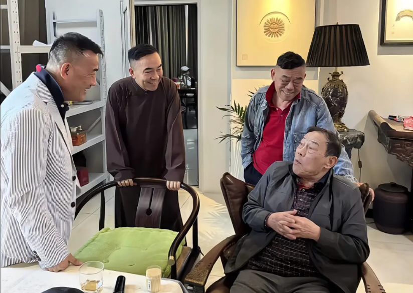 杨少华明明有五个儿子，
可他晚年为什么却住在三儿子杨伦家里呢？
去看了一下相关报
