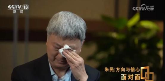 3月30日央视访谈节目中，经济学家朱民哽咽表示，中国制造业产量占全球三成，等于美
