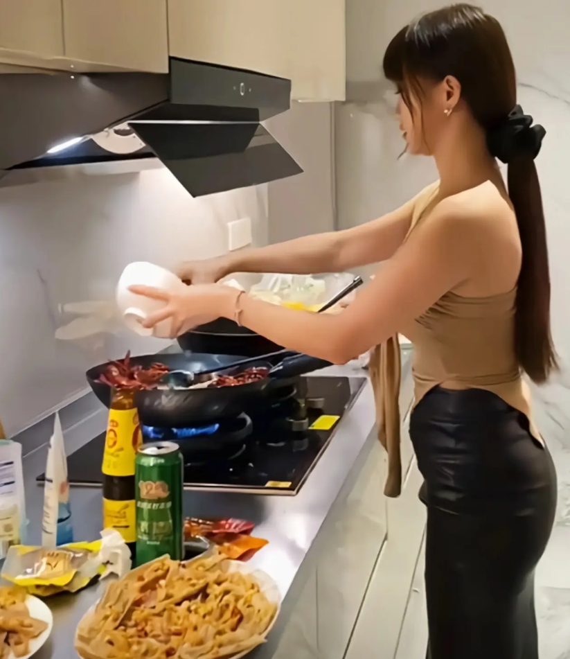 大家一定要警惕！
近年来，流行上门做饭服务，还多都是穿瑜伽服，时尚服装身材火辣的