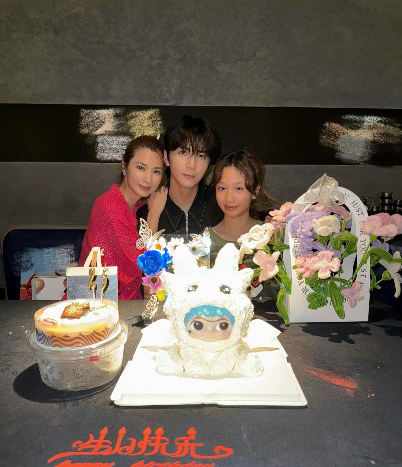 8月16日，洪欣为儿子张镐濂庆25岁生日，一句“宝贝仔”，满满的都是母爱。
洪欣