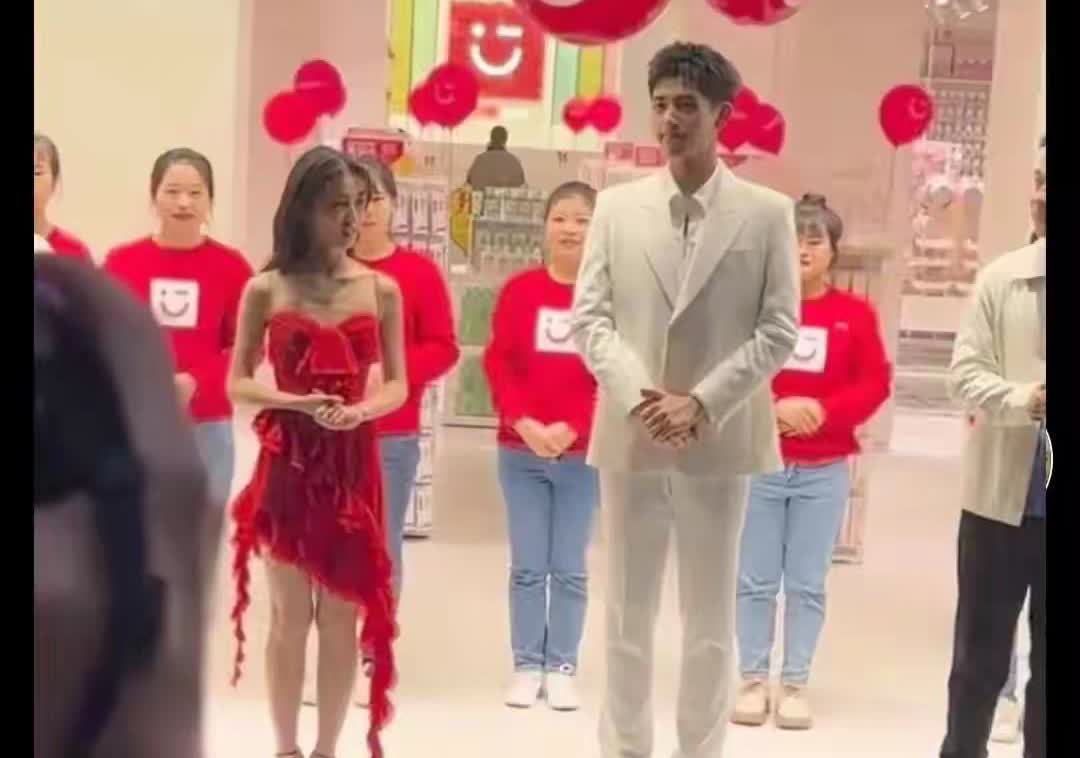 乖乖，第一次见这么矮的女明星[捂脸]

24岁的张子枫，官方身高1米60，没