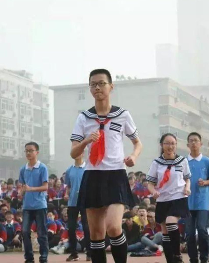 一个运动会开幕式表演兄弟你也太拼了