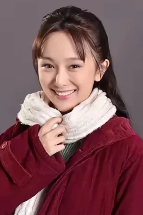 孟月在《最美的青春》里就像一股清流。她那种不争不抢的性格很迷人，总是默默在覃雪梅