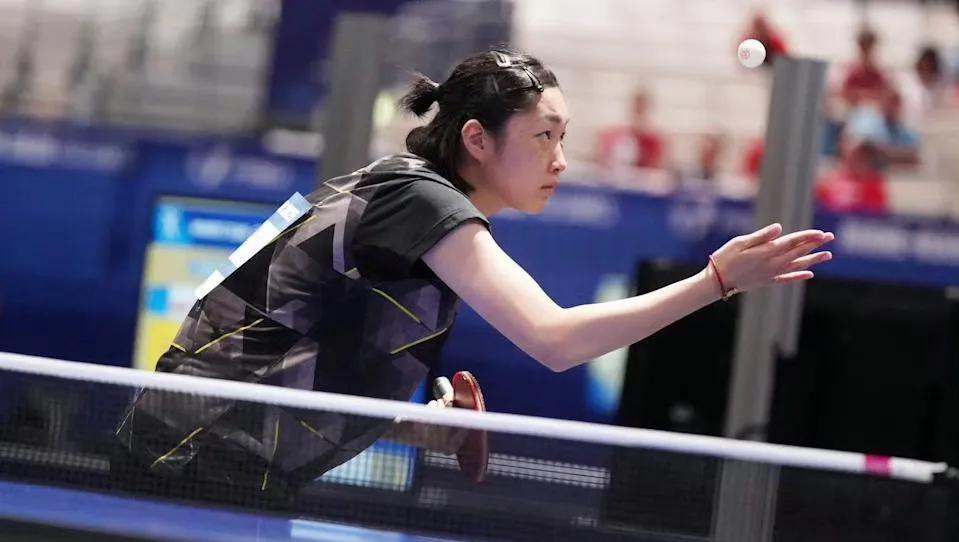 教练林佳慧说：「第一场主要就是多适应场地氛围，还有观察选手状态还有哪里可以调整，