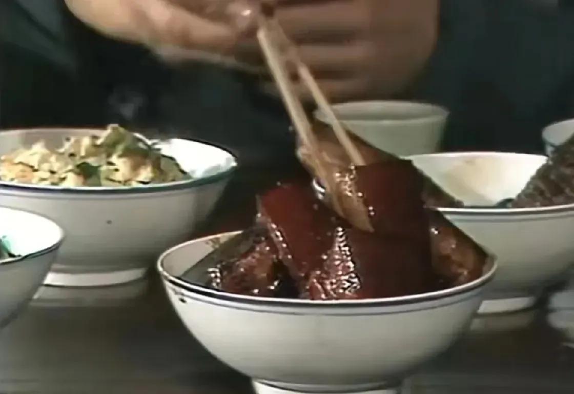 “切一只整鸭，脍一卖海参杂脍，又是一大盘白肉，都拿上来。”  这便是布政司小吏潘
