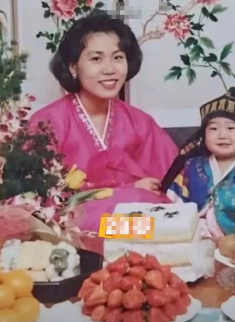 这是金惠景和儿子过去的照片。
不得不感叹基因神奇，儿子和李在明长得神似，也是小眼