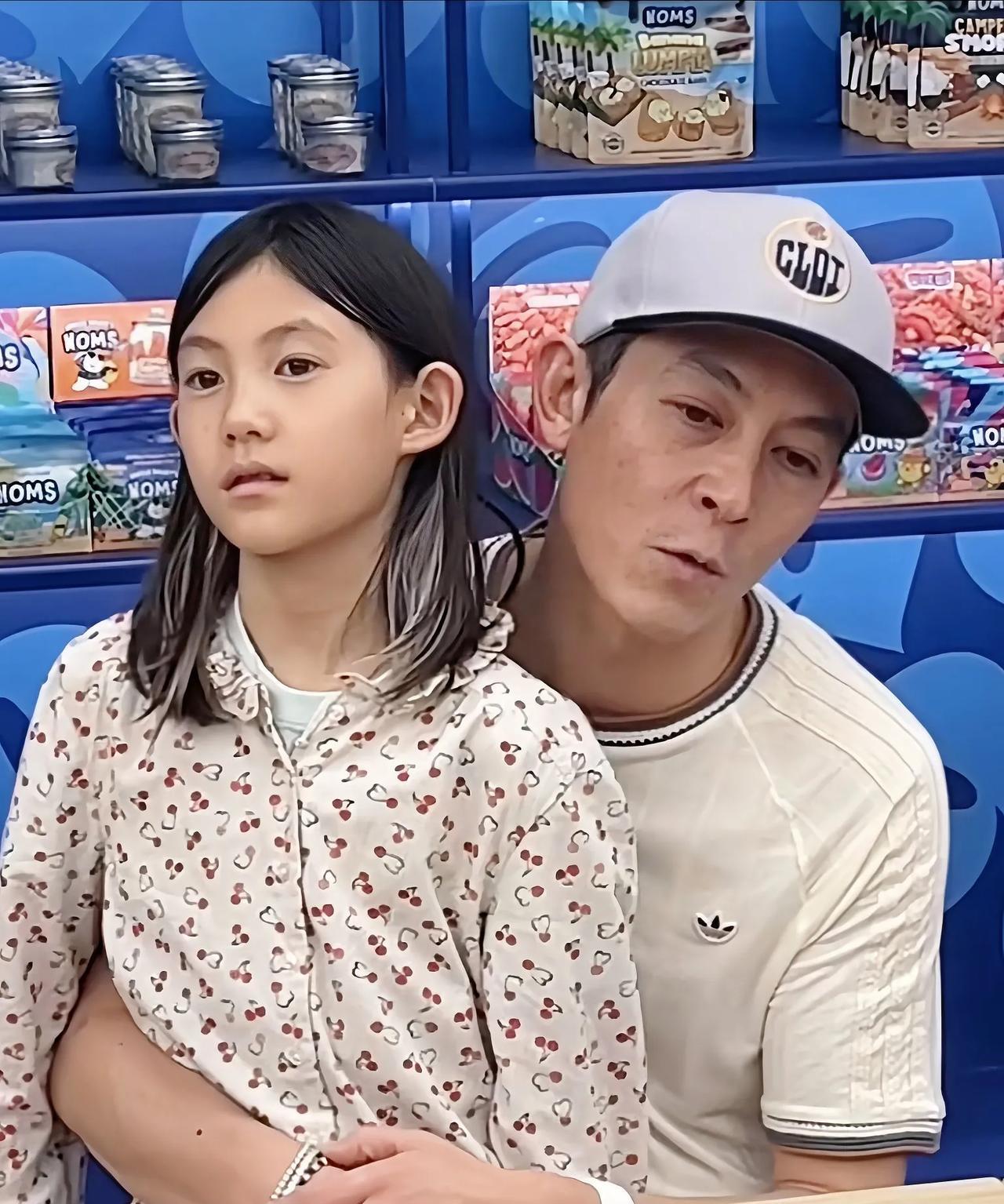 陈冠希带女儿亮相活动,无美颜无滤镜，44岁的他气质状态特好，场面温馨，满满的父爱