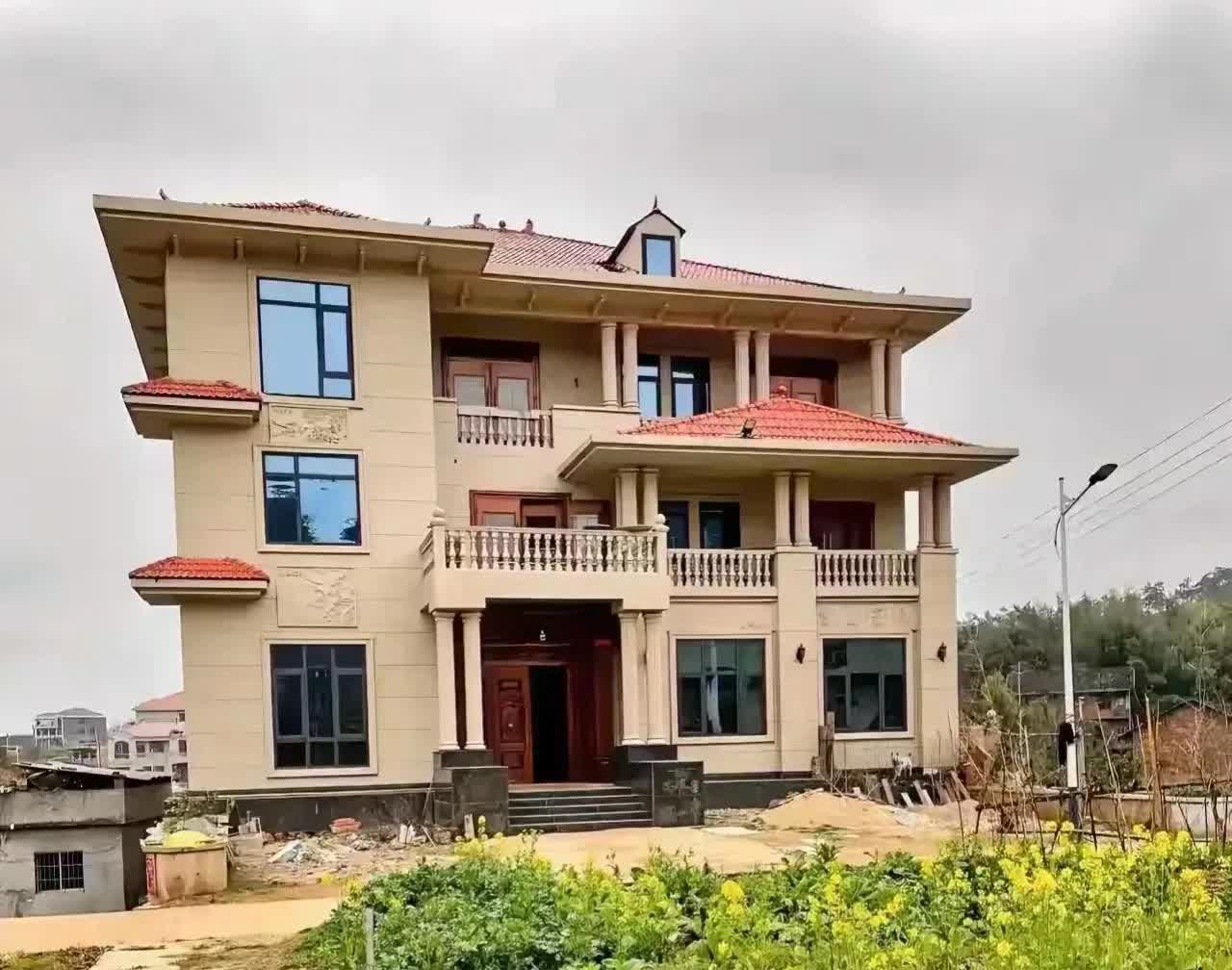 广东汕头，有一家人在外地做生意赚了大钱，决定回老家建别墅，他们家认为，在老家建一