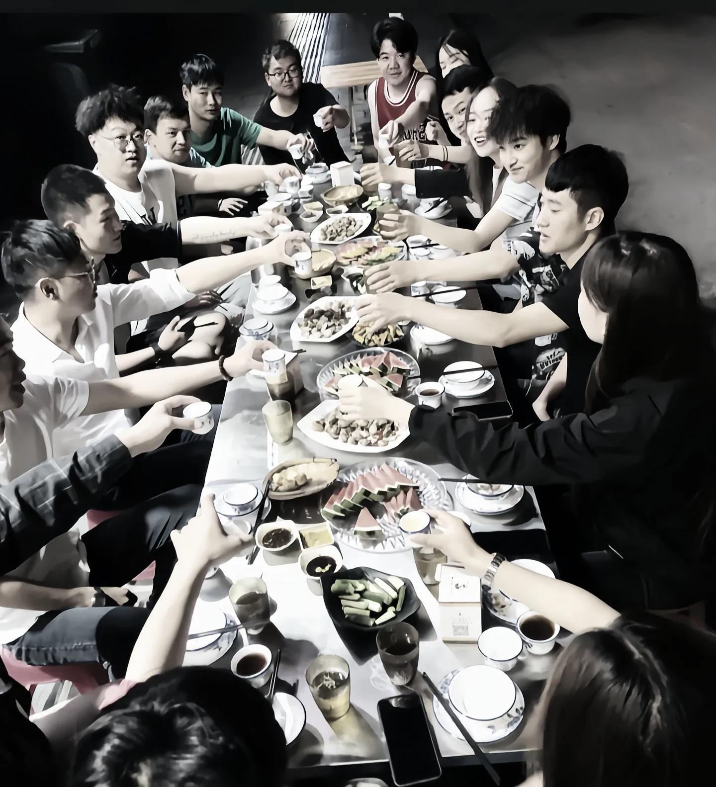 千万别参加同学聚会，否则夫妻感情要报废。



结婚后组建了家庭，就应该慎重考虑