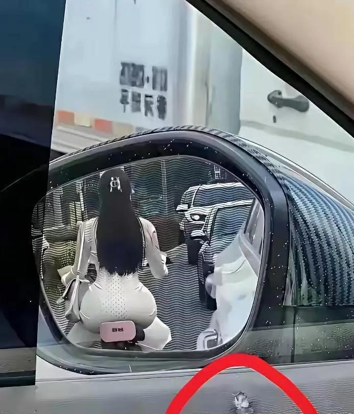我家熊孩子坐车上也不老实，好好的内饰让他给割了个洞！