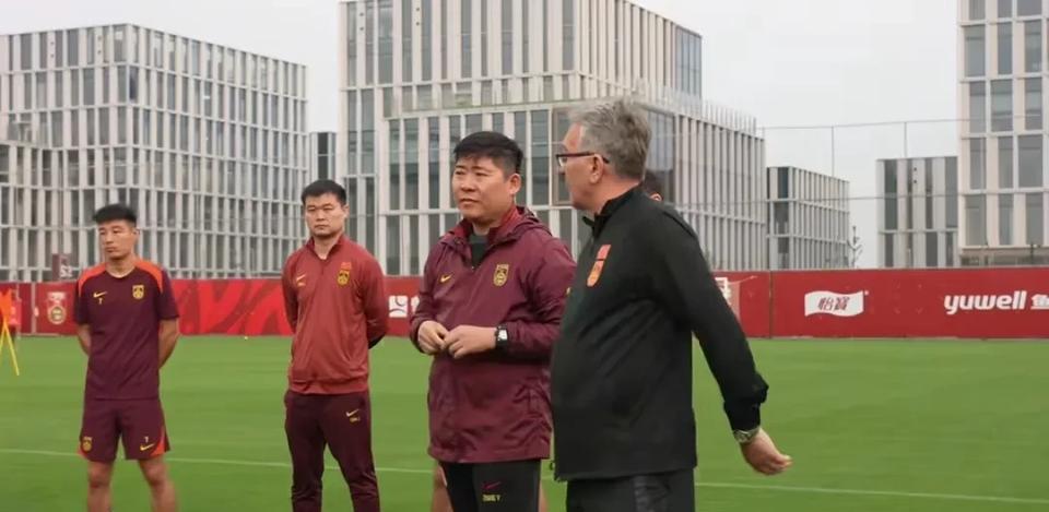 武磊今天上午正式离队，中国足球官方宣布，国家队医务组评估，武磊经过3天康复训练，