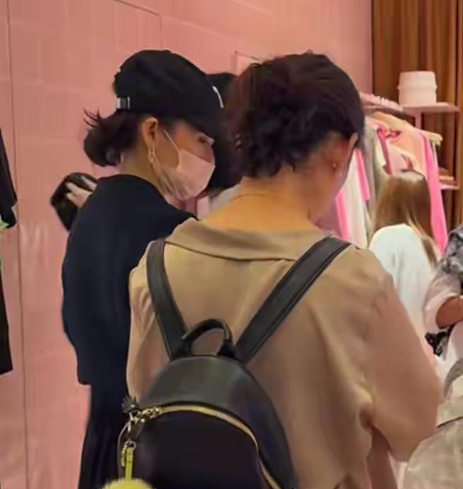 【46岁章子怡香港带娃被偶遇！白发马尾超真实，醒醒身高直逼妈妈】[比心]
8月1