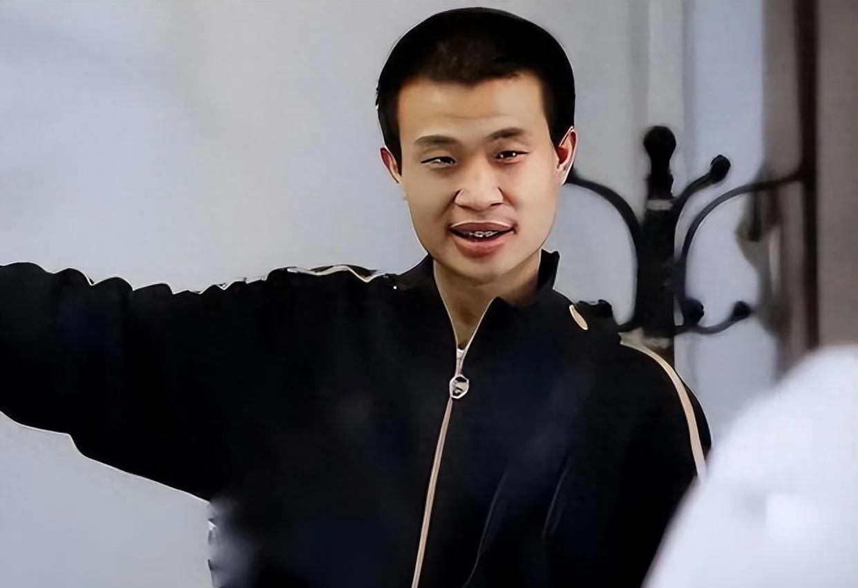 看到大家都在开玩笑，
说韦东奕和肖战，
选择谁当女婿，
也有说韦东奕和董宇辉，