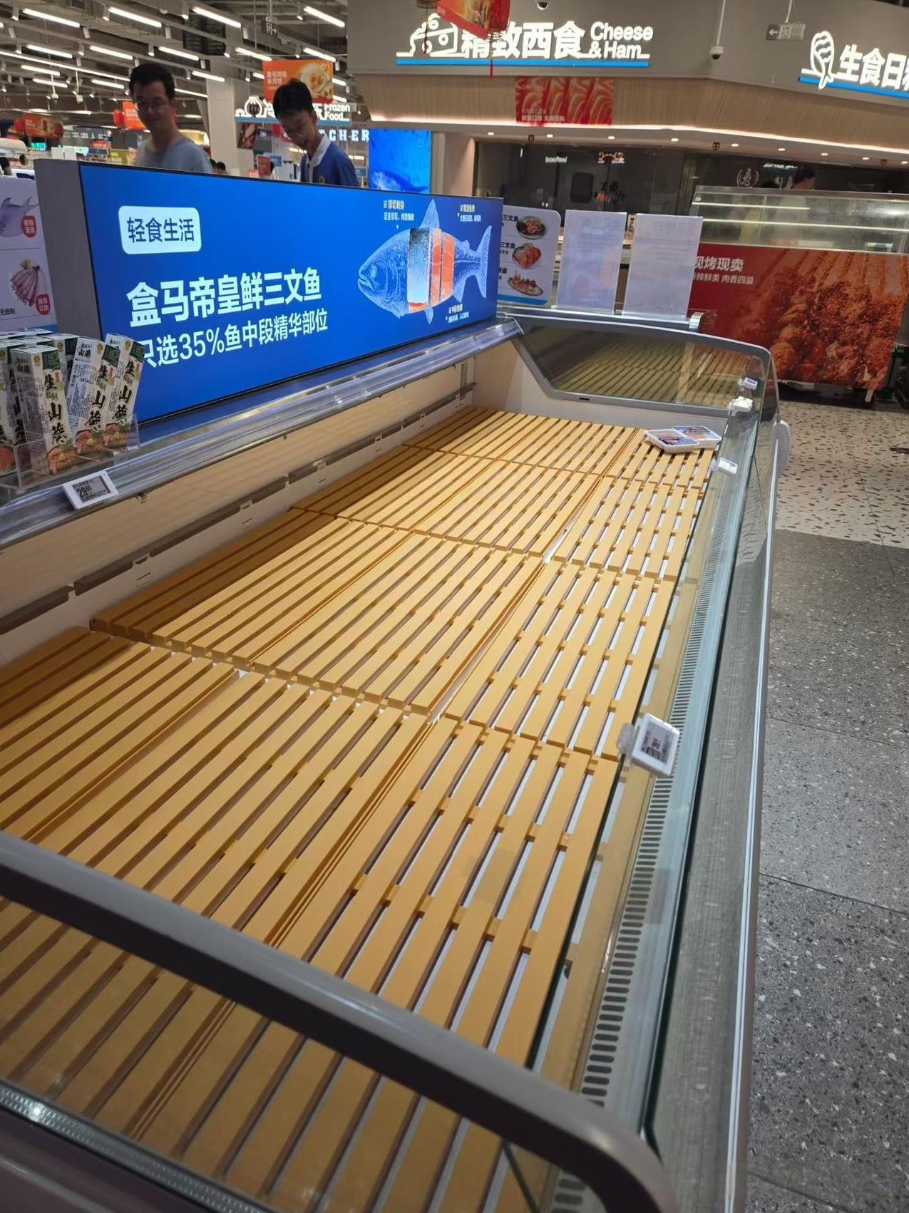 停工，停课，停业，
城市又按下了暂停键，
超市已被抢购一空，
大家都猫在家里准备
