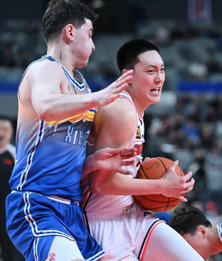 辽宁这三年夺冠期间，老将当家，实力强大，外援适配，甚至有时候被外界认为在吃老本赢