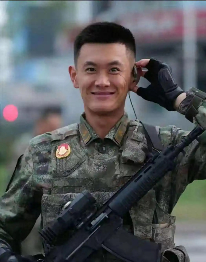 阅兵最帅士兵已婚！22岁娇妻神似殷桃 ​​​