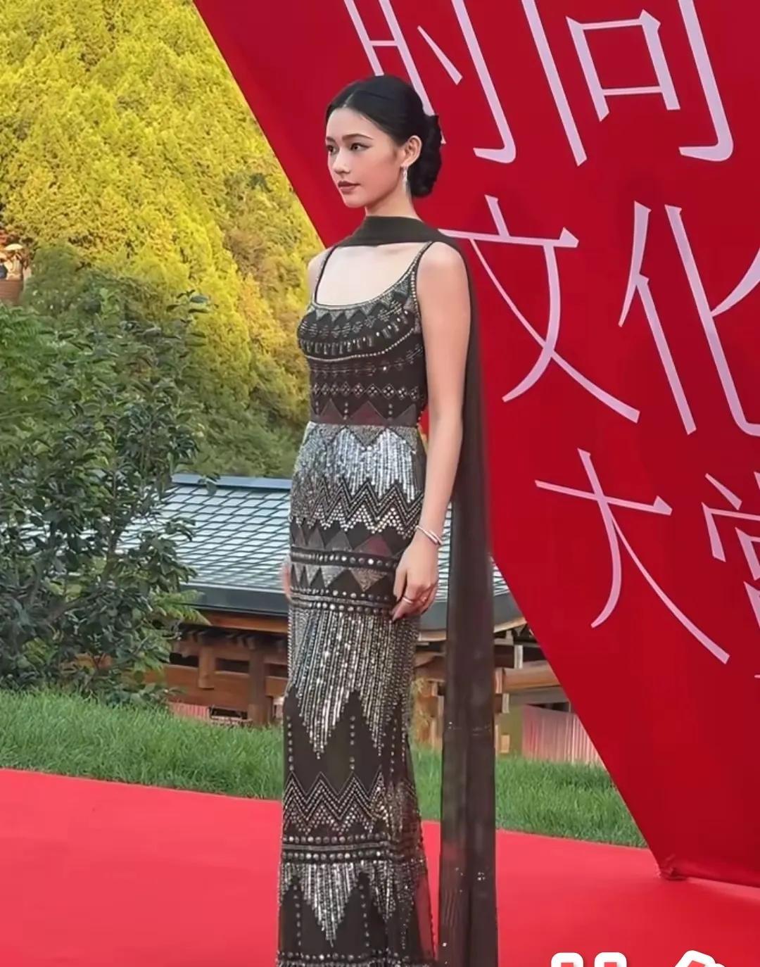 北京这一夜的室外红毯，无美颜没滤镜，真实颜值太真实了
看到董璇依旧穿紧身的礼服，