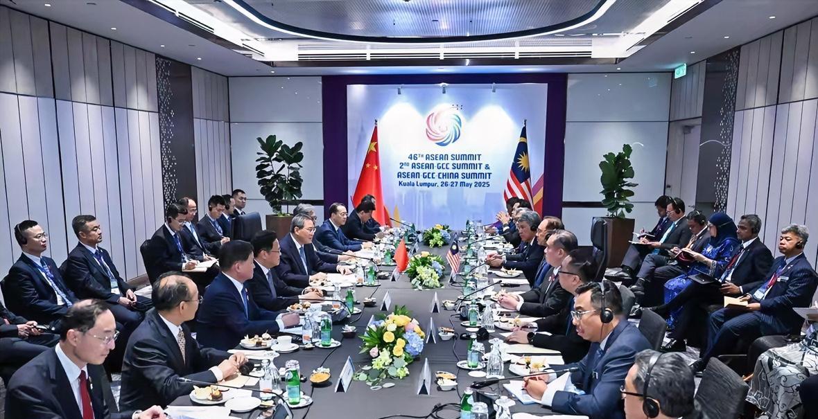 最近，中国和马来西亚在峰会上热乎地唠合作，就像一家人围坐唠家常！咱中国当场拍板，