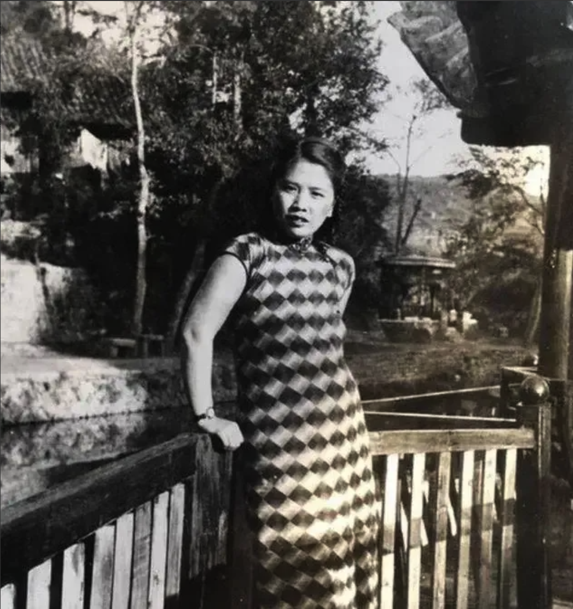 1938年，周总理安排一女特工打入敌人内部，谁知她竟嫁给国军高官，身份暴露后，她