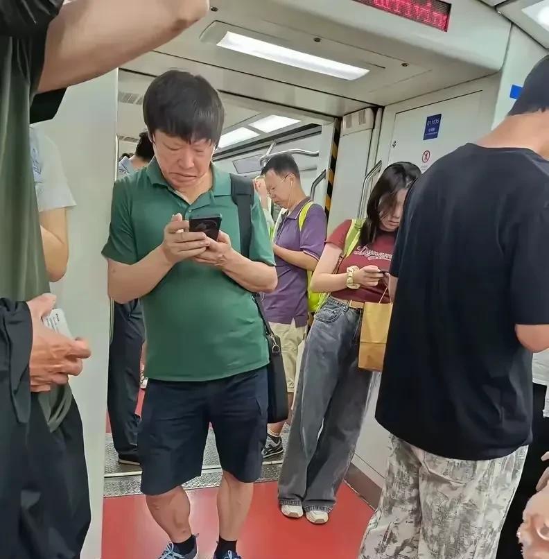 一位网友在北京地铁1号线上偶遇到@胡锡进 ，随手拍了一张相片，还无比感叹的发了一