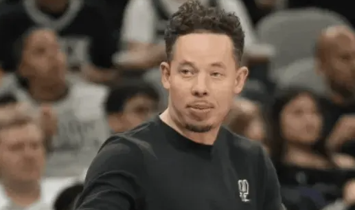 NBA常规赛，马刺135-126战胜老鹰。赛后，马刺主帅米奇-约翰逊在接受采访时