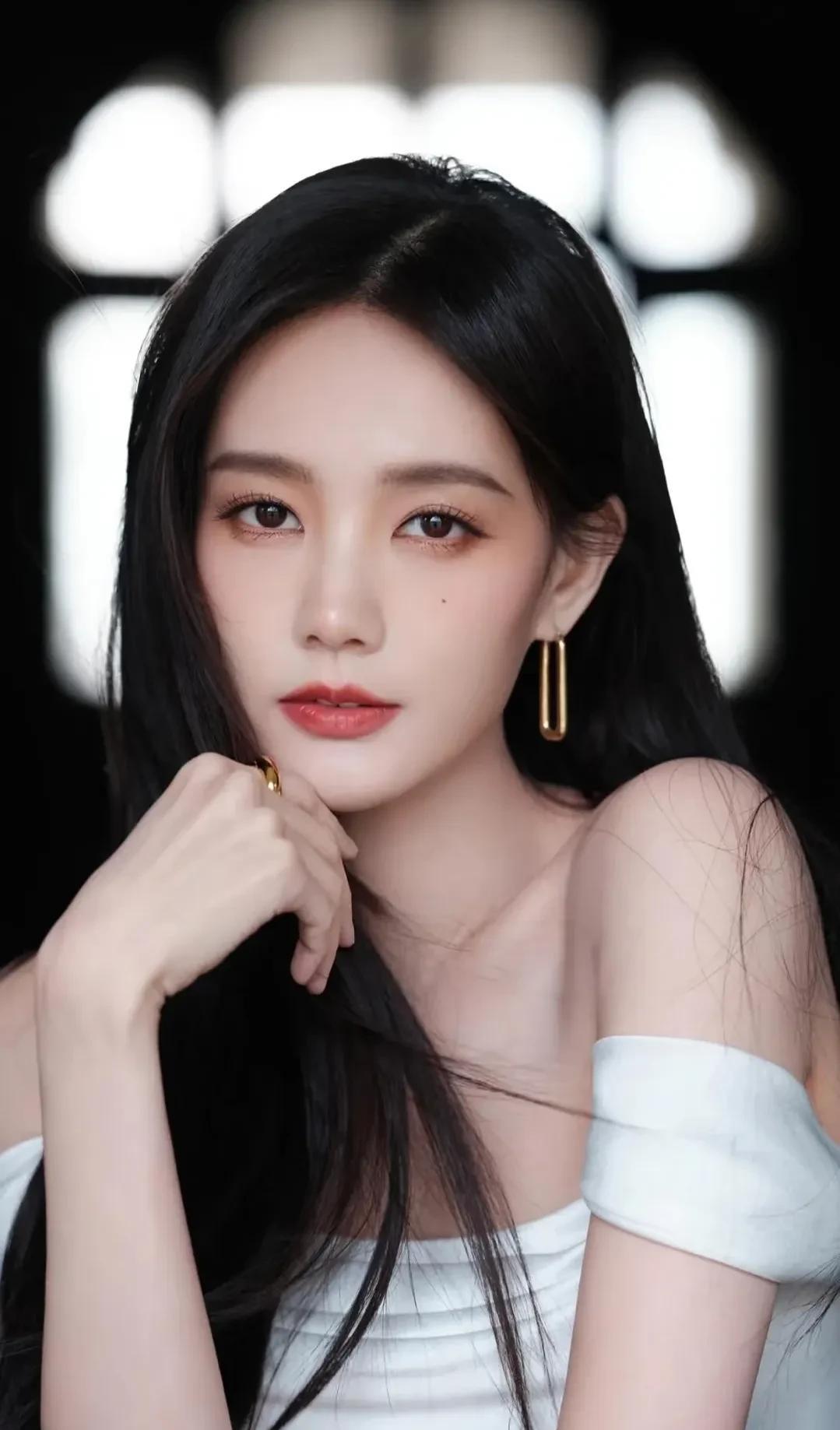李一桐此番举动
给所有女孩儿上了一课
她亲自去美容院，把自己脸上那颗旺夫痣给点掉