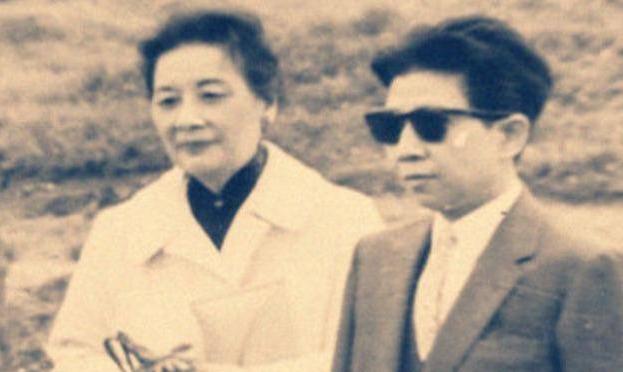 1946年的一天，重庆公园里人头攒动，游客们正在赏花，突然“砰”的一声枪响，有人