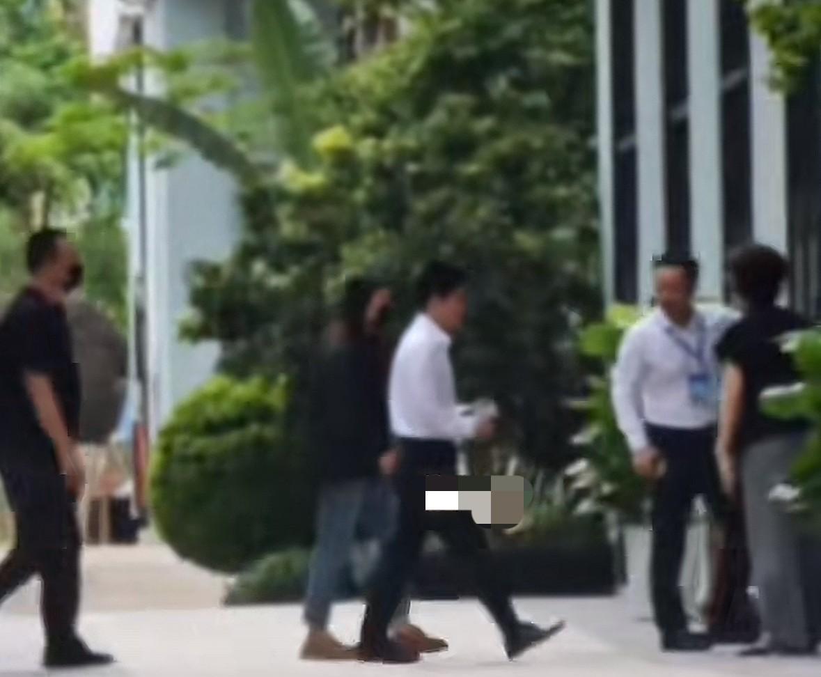 今天一大早，宇辉就在程琳和刘队的陪同下抵达东盟特色商品汇聚中心活动现场，这么早，