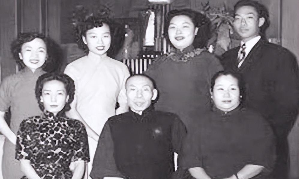 1951年，杜月笙卧床不起，就在他临终前最后一天，他让女儿去银行取一个保险柜。家