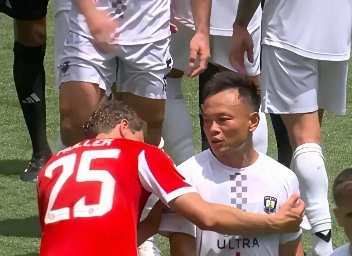 中国球员惊艳世俱杯，穆勒主动上前搭讪！
首届新世俱杯，竟然有名中国球员登场亮相，