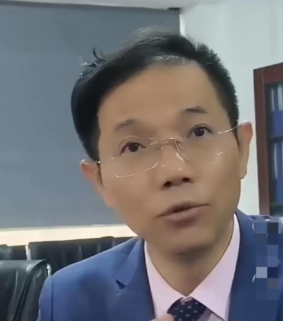 刚刷到李律发的视频，
说今天行程结束，
正在签笔录呢，
估计半小时就能结束！
咱