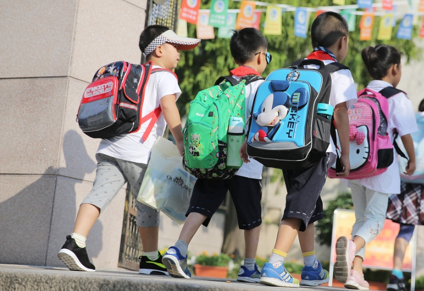 为什么小时候上学没人接送，十七八岁就独自打工一整年，父母好像不怎么担心？而现在初
