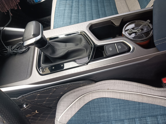 开始选车时看重了这车的内饰
简约大气，给人一种很干净舒服的感觉，中控和扶手箱的位