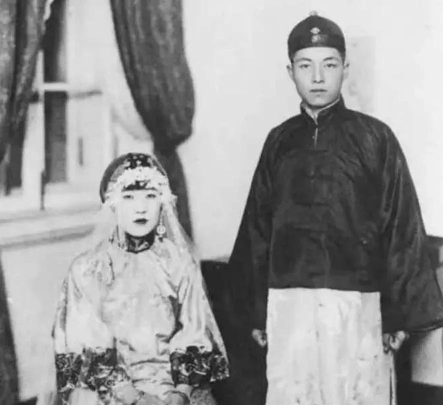 1926年，唐怡莹趁着丈夫溥杰不在家，和张学良在床上激烈正酣。多年后，张学良向溥