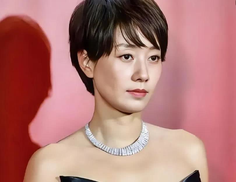 马伊俐估计要难过了，
不是因为她的前夫文章开着大奔带女友兜风，而是这位女性朋友
