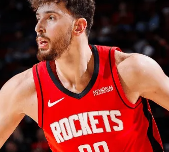 火箭更新官方社媒，宣布申京因生病缺席今日与太阳比赛。
亚当斯将代替申京进入到本场