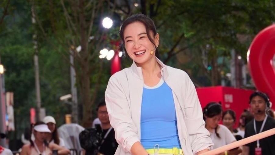 面相都变了？43岁贾玲瘦身一年后，和41岁杨天真对比，差距一目了然