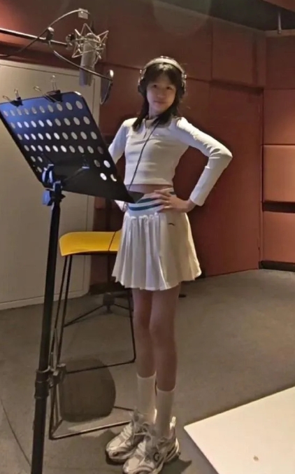 陆毅的女儿15岁的贝儿初中毕业了，身材喜人整体比例非常优越，估计又是一颗冉冉升起