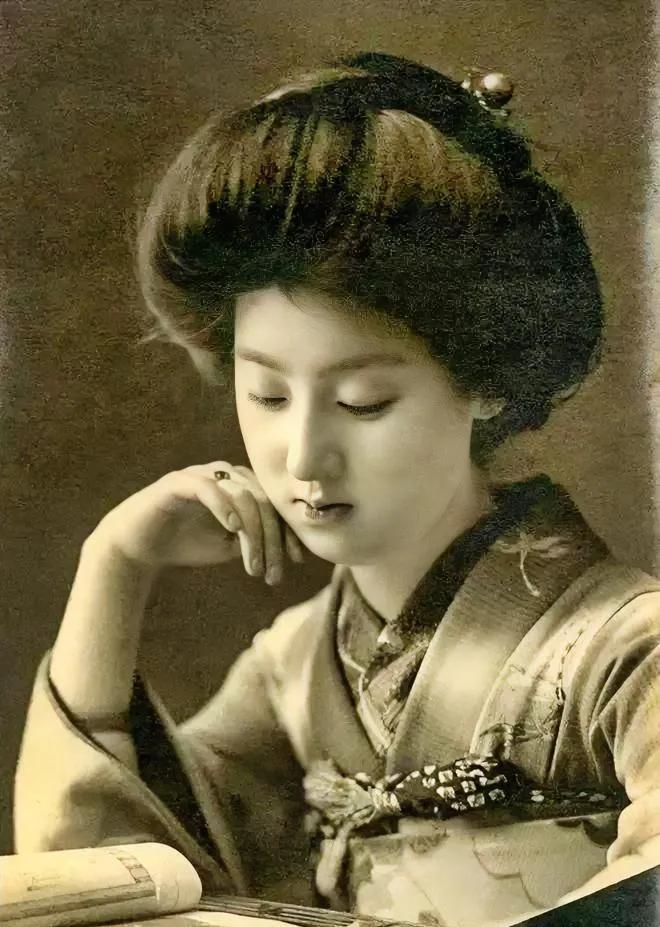 1898年大月薰11岁，因为不小心把花瓶打碎了水顺势流到了一楼的孙文住处，大月薰
