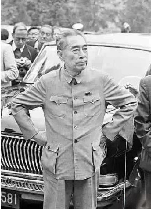 这是一张令人心碎的照片。照片中，周总理一脸憔悴，拖着病躯，硬撑着迎候外宾。周总理