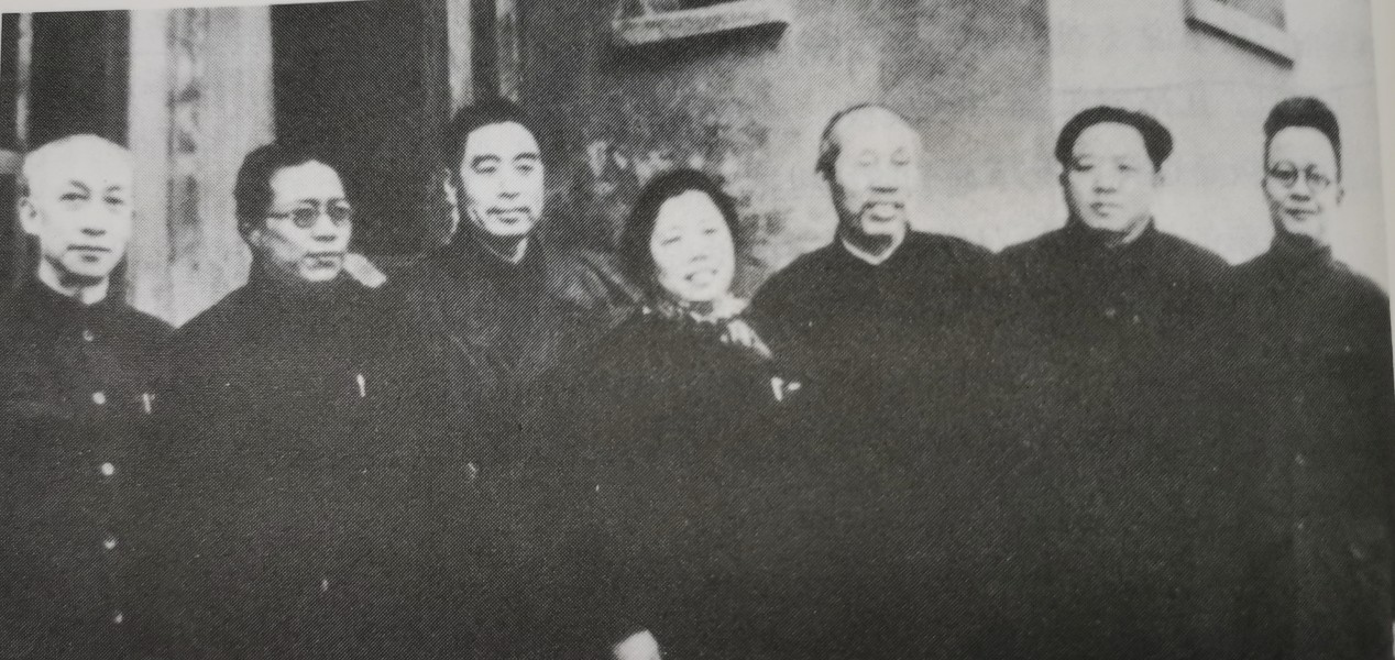 这是1946年2月，博古和周总理等人在重庆的一张珍贵合影。当时周总理是参加国民政