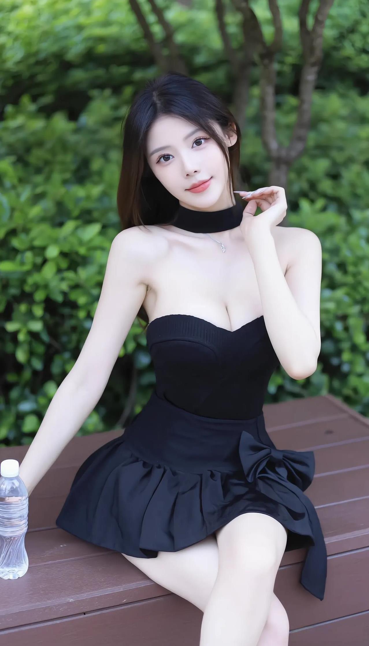 夏日黑裙少女，绿意盎然背景，清新自然气息。
#连衣裙怎么穿更时髦# #温柔黑裙少
