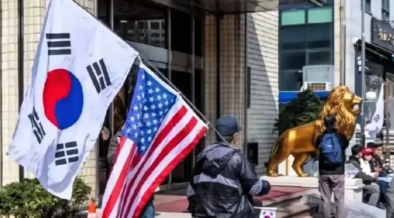 棒子突然搞起了大规模反华游行。
在韩中国人发现，棒子们像吃了兴奋剂，大规模搞反华
