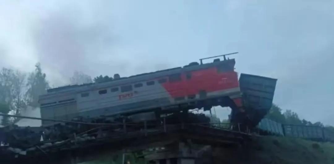 24小时内，俄罗斯损失2辆火车、2座桥。
当地时间6月1日，俄罗斯库尔斯克州代理