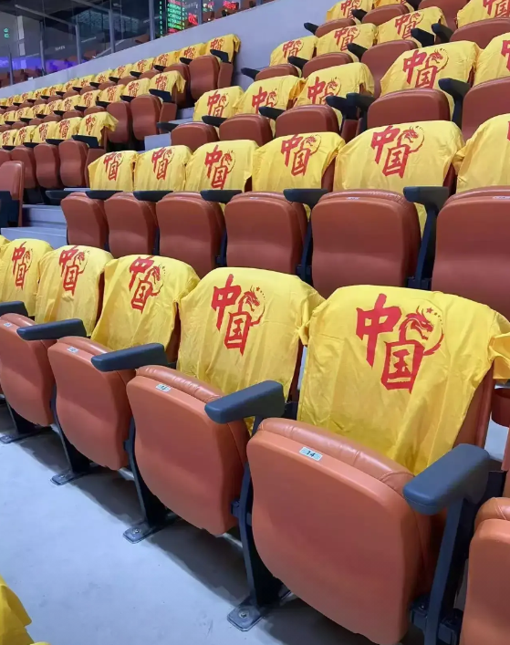 不懂就问！为什么辽宁球迷会认为男篮亚预赛中日大战前夕，中国男篮在场馆座位上为球迷