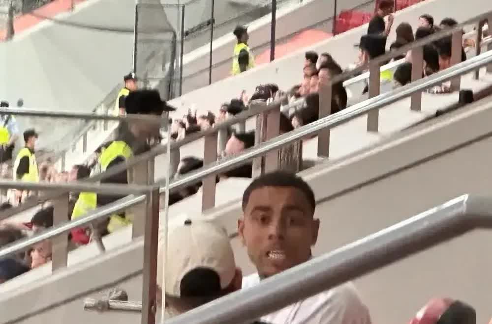 古斯塔沃的事终于弄明白了  
万万没想到，移出名单的古斯塔沃去了球场给队友加油